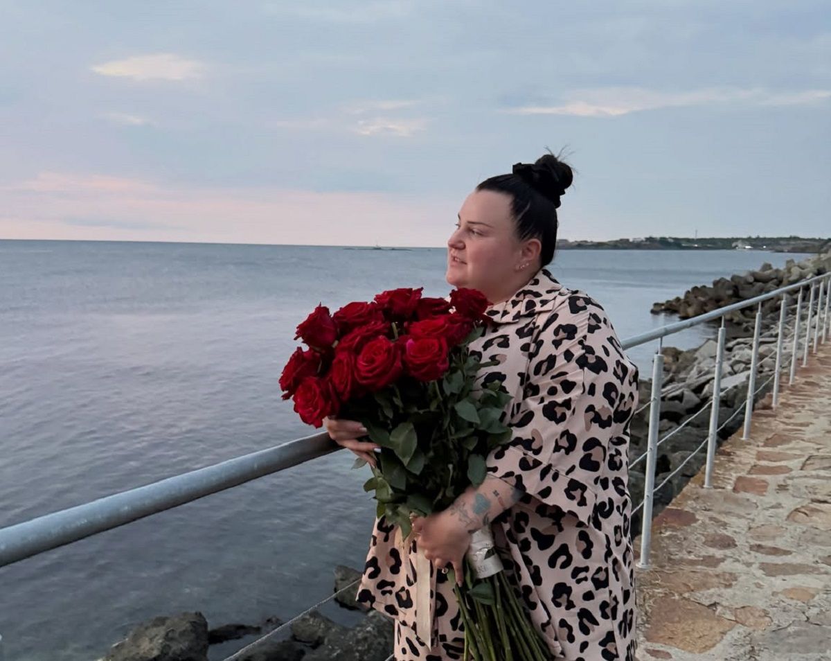 alyona alyona з букетом троянд на морі alyona alyona з букетом троянд на морі