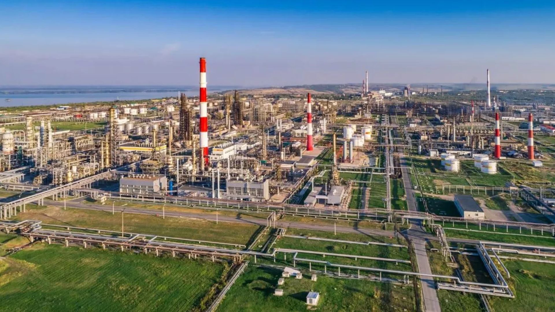 У Росії зупинилися ще два НПЗ, які перебували на ремонті після попередніх атак