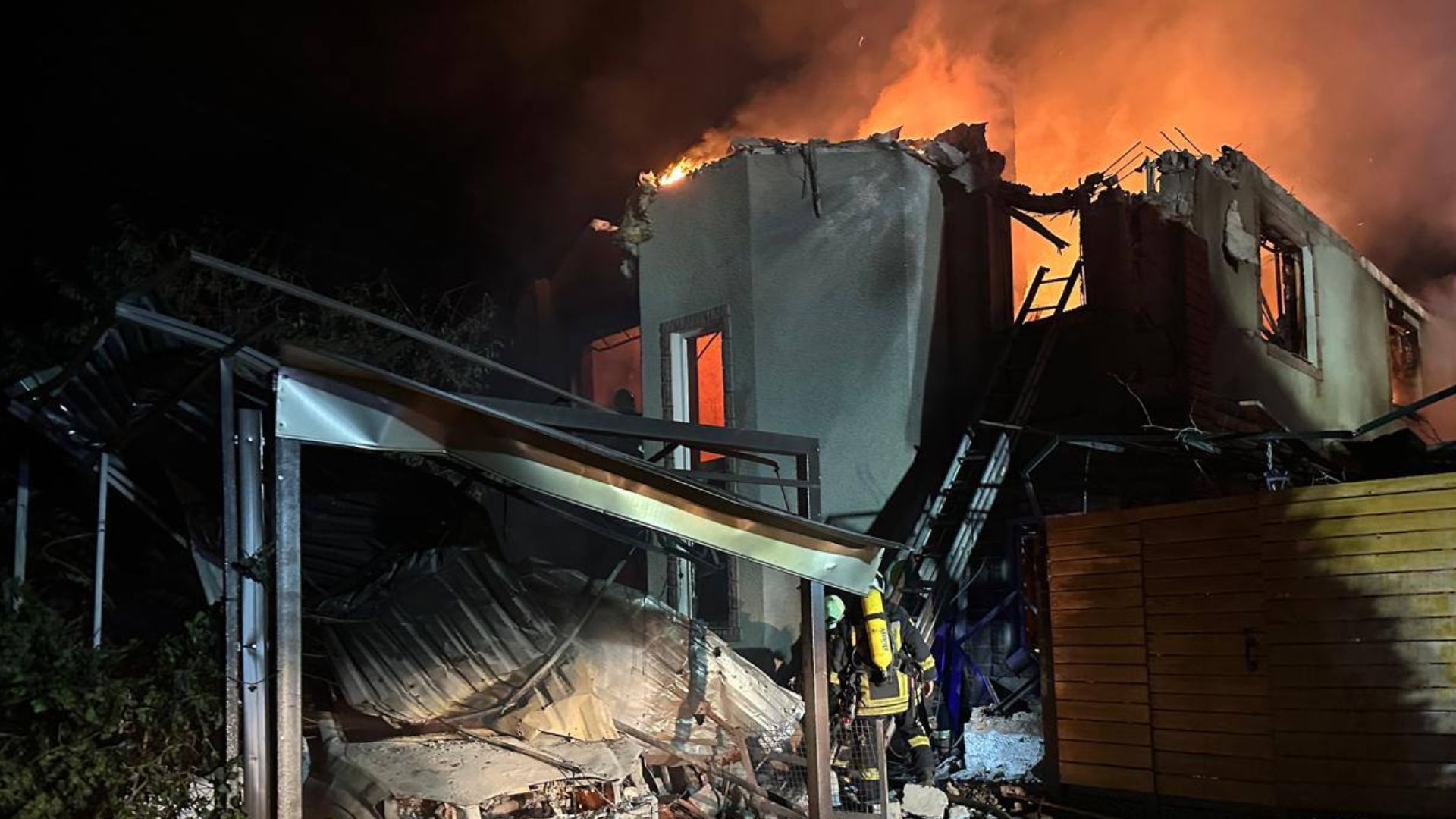 Росія вдарила по Одесі: пошкоджено 19-поверхівку та приватні будинки, серед поранених є діти