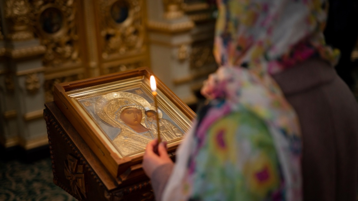 Чи гріх робити селфі біля ікон у храмі: пояснення священника ПЦУ