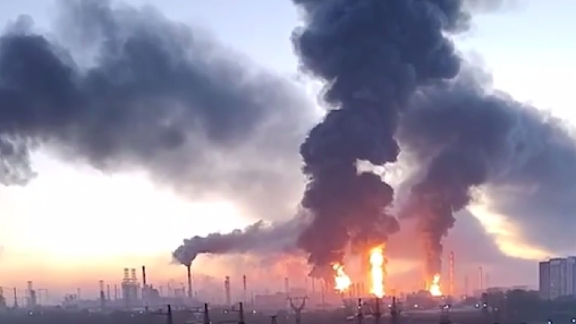 "Завод полностью остановлен": в Fire Point рассказали, чем именно был поражен Московский НПЗ