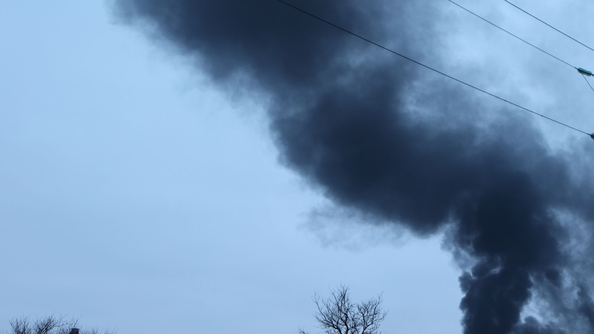 У Києві чути вибухи, уламки БпЛА впали біля житлового будинку