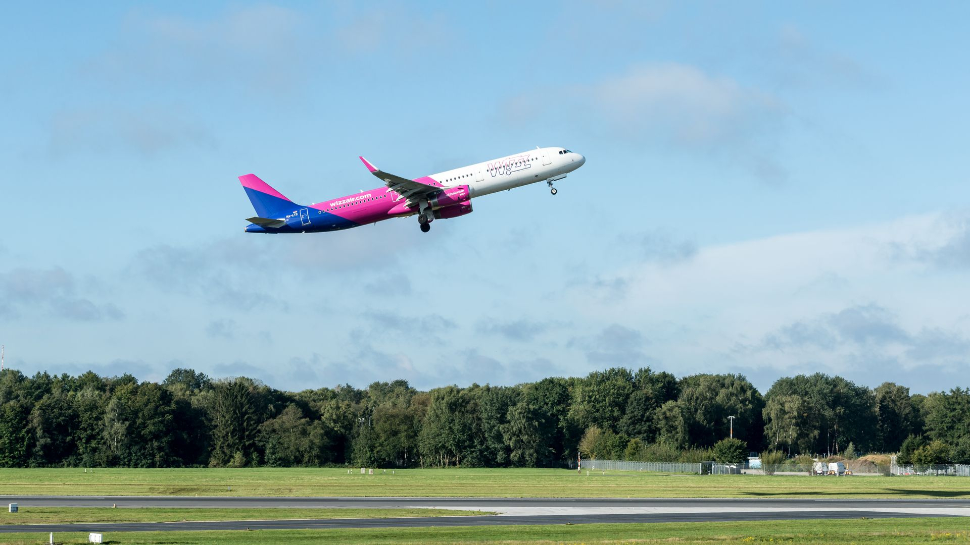 Літак Wizz Air зупинили прямо перед зльотом: ось що помітила стюардеса