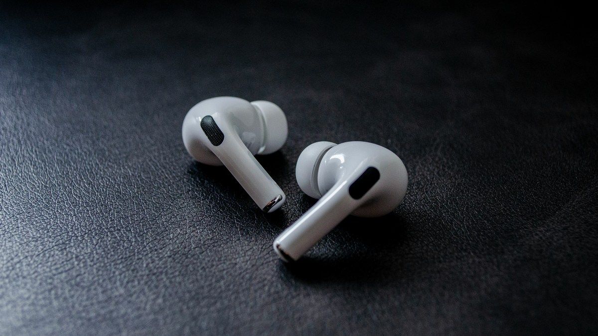 Новые AirPods 5 против прошлогодних AirPods Pro 3: как сравниваются две модели наушников Apple