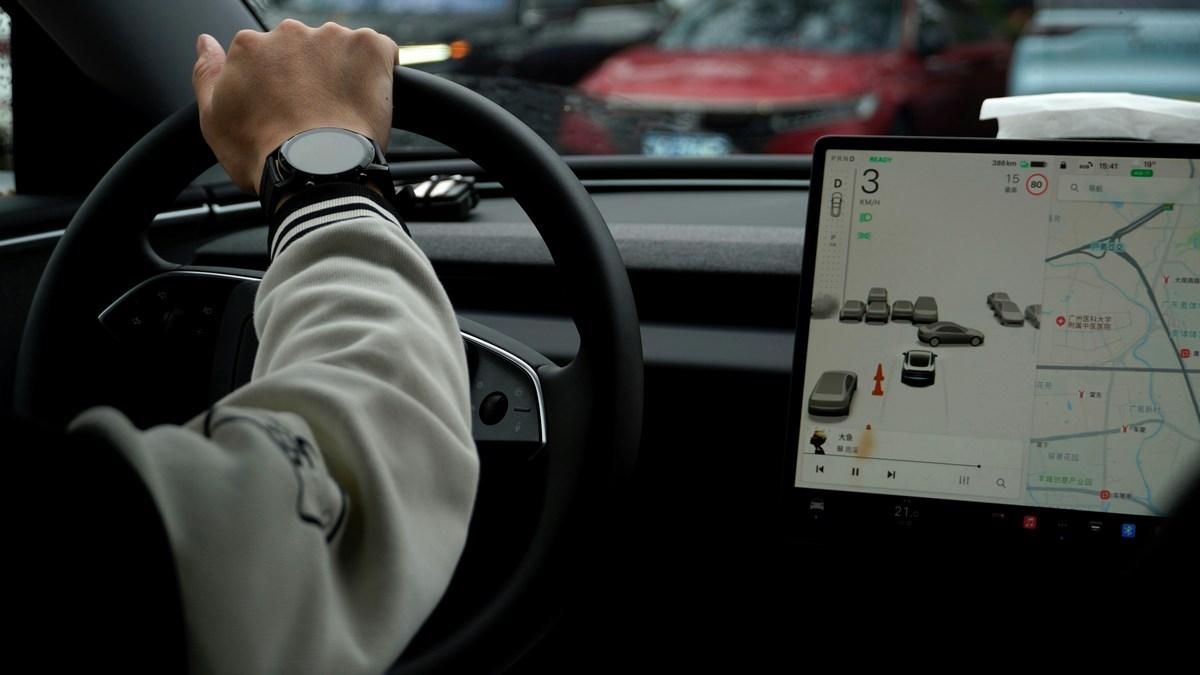 Tesla Full Self-Driving нібито показує феноменальні результати, але це лише слова самої компанії