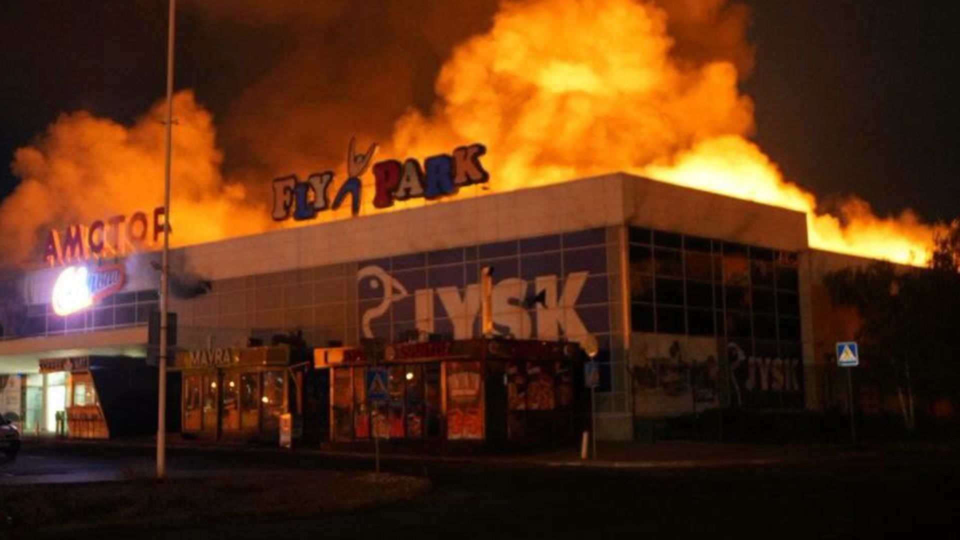 Росія атакувала ТЦ у Запоріжжя, знищений п'ятий за місяць магазин JYSK Росія атакувала ТЦ у Запоріжжя, знищений п'ятий за місяць магазин JYSK
