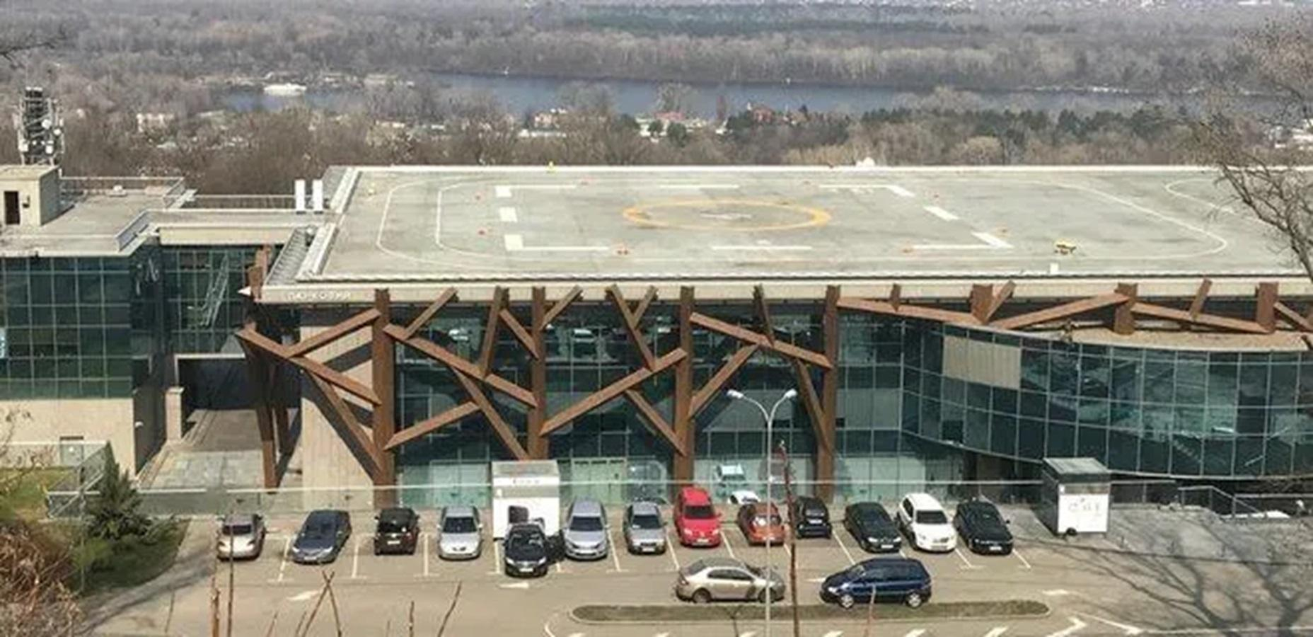У Києві під час атаки було пошкоджено будівлю КВЦ "Парковий"