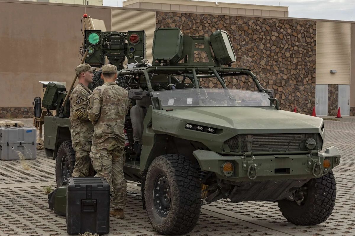 США випробували мобільний лазер AMP-HEL для знищення дронів - Military 24 США випробували мобільний лазер AMP-HEL для знищення дронів - Military 24