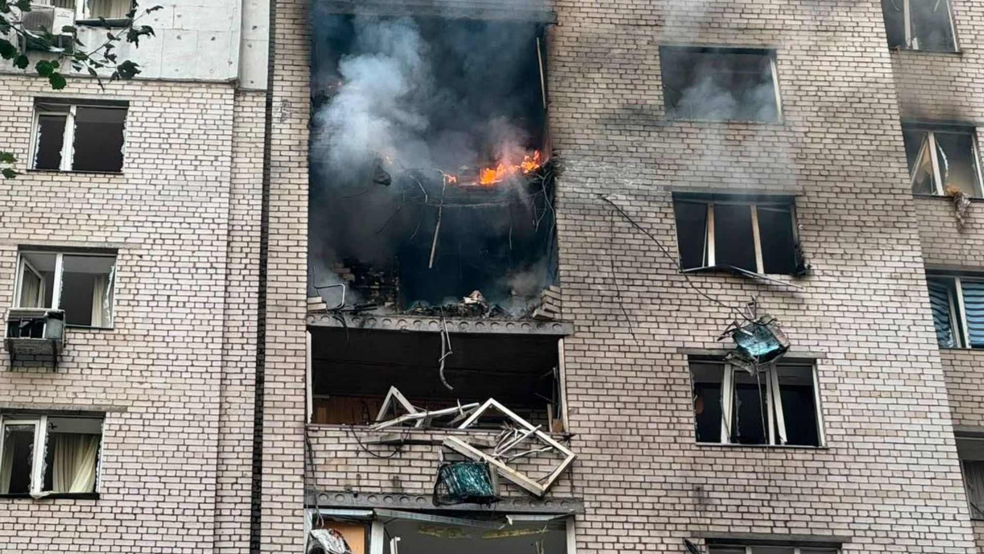 Терористичний удар по будинку у Києві: загинула дитина, є постраждалі