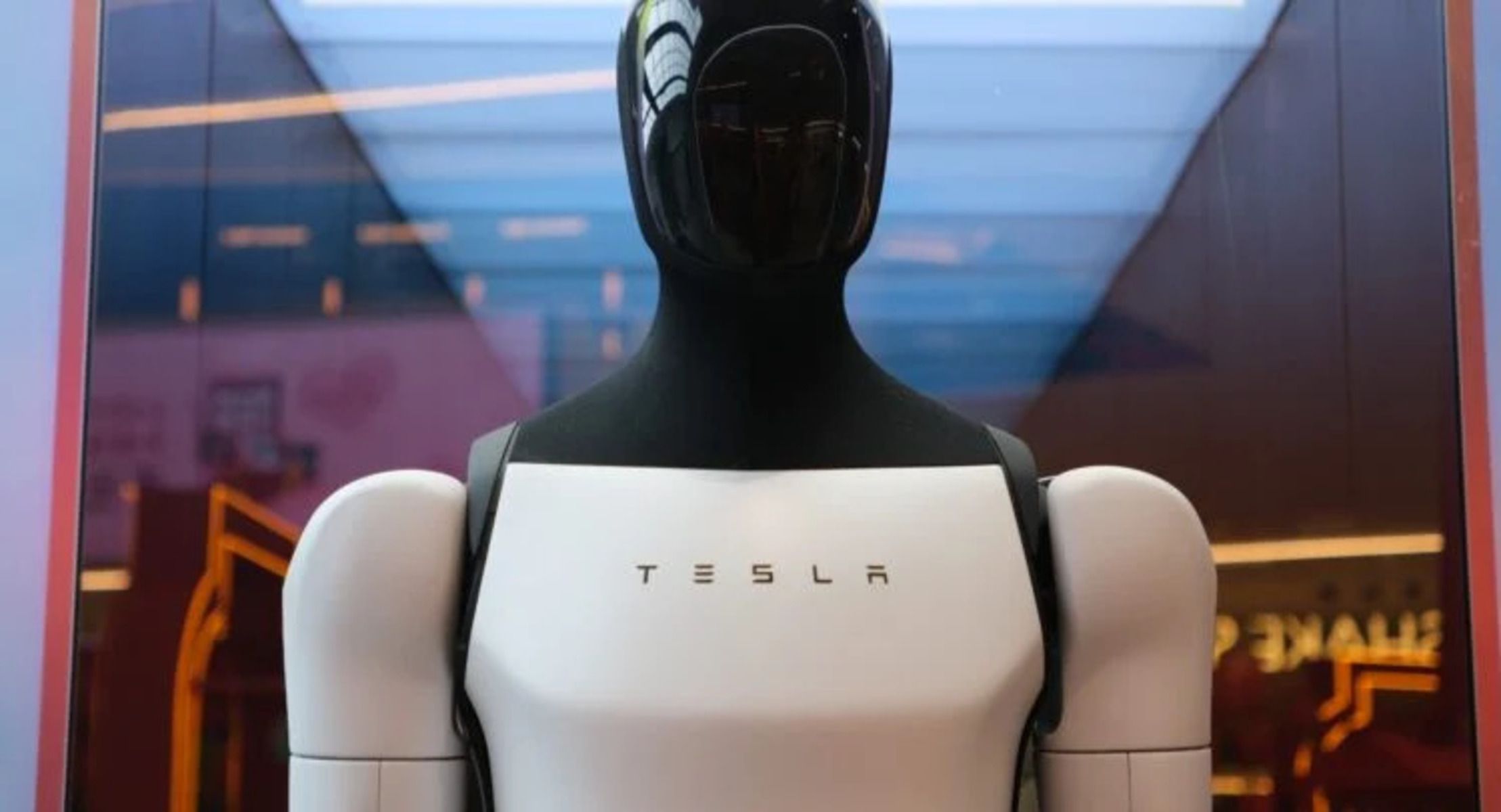 Tesla зіткнулася з проблемою Optimus – працівники відмовляються навчати роботів