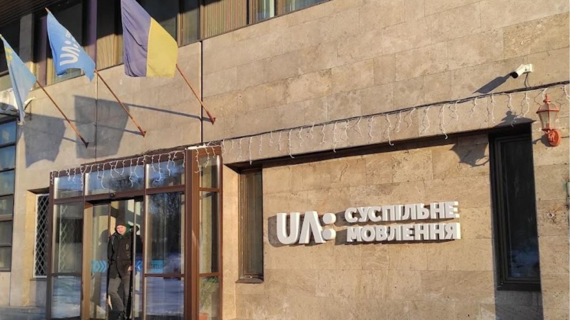 Через удар по дата-центру у Києві кілька відомих телеканалів зіткнулися з перебоями у роботі