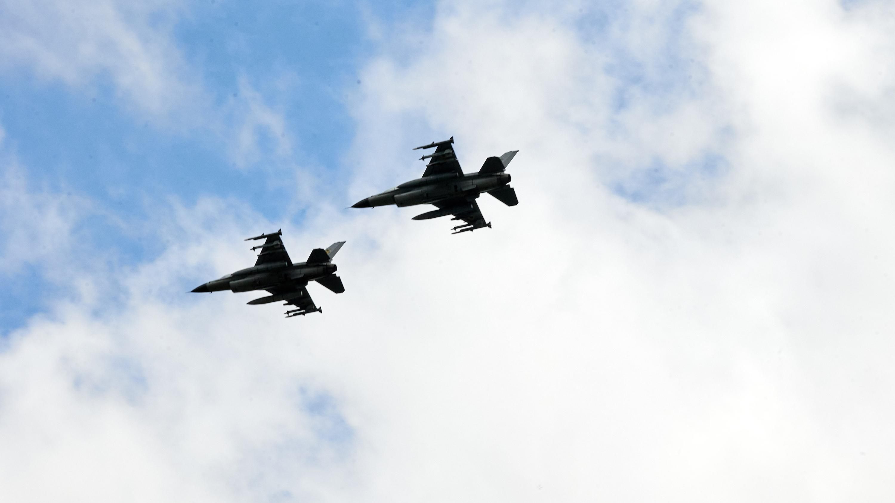 Румунія підняла винищувачі F-16 та гелікоптер через невідому повітряну ціль біля кордону з Україною - 24 Канал