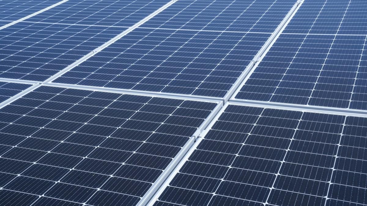 Чому сонячні панелі з часом втрачають потужність і як цього уникнути