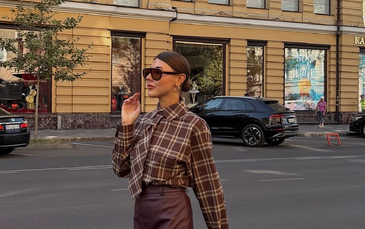 Сорочка у клітинку та шкіряна спідниця