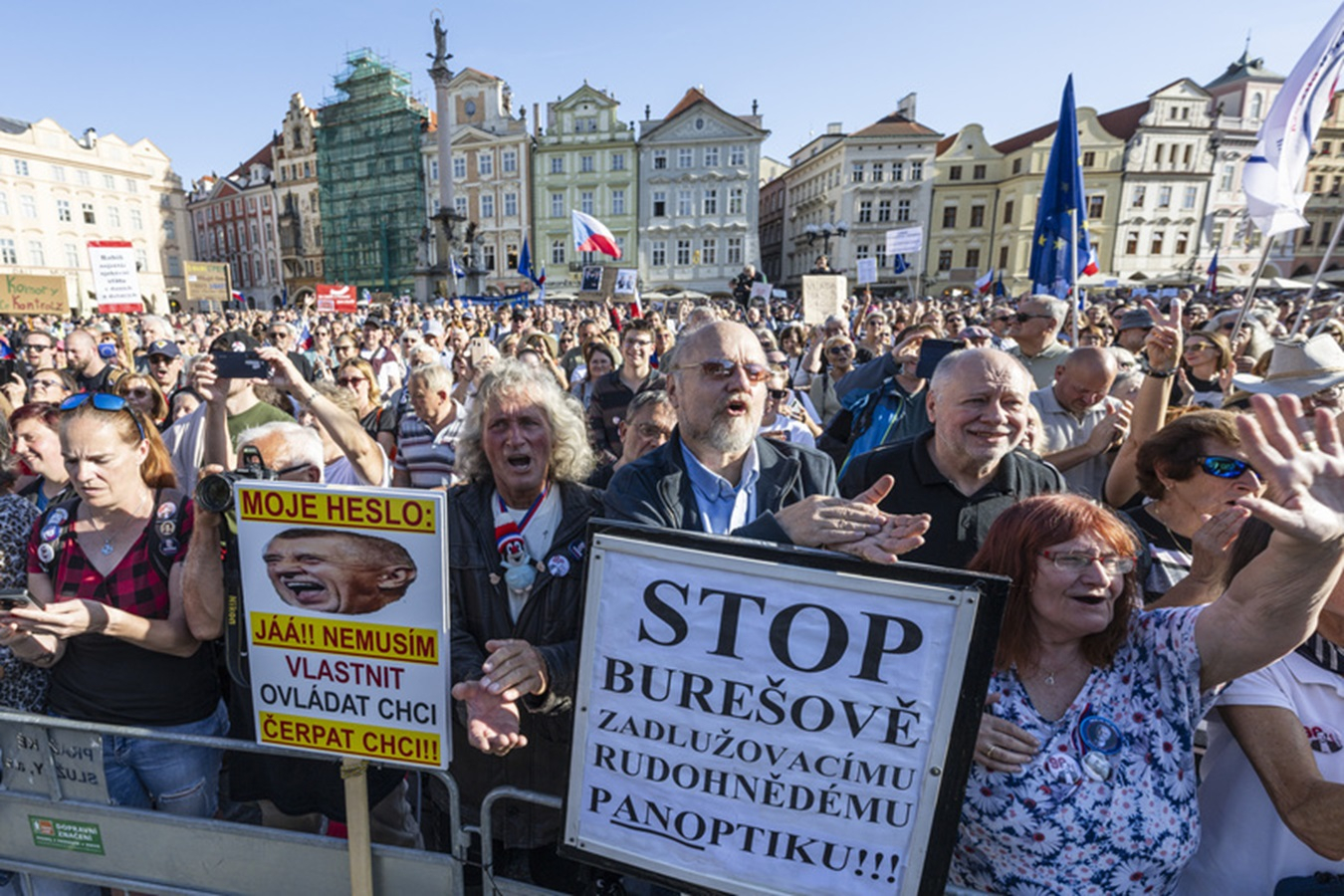 "Зробимо все, щоб Бабіш закінчив, як Орбан": у центрі Праги відбулася антиурядова демонстрація