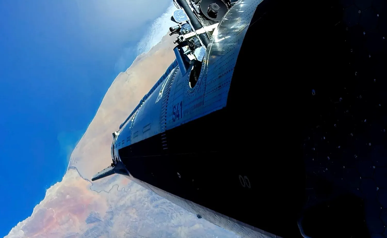 На бортовую камеру Starship попал момент выхода Starlink из корпуса в открытый космос На бортовую камеру Starship попал момент выхода Starlink из корпуса в открытый космос