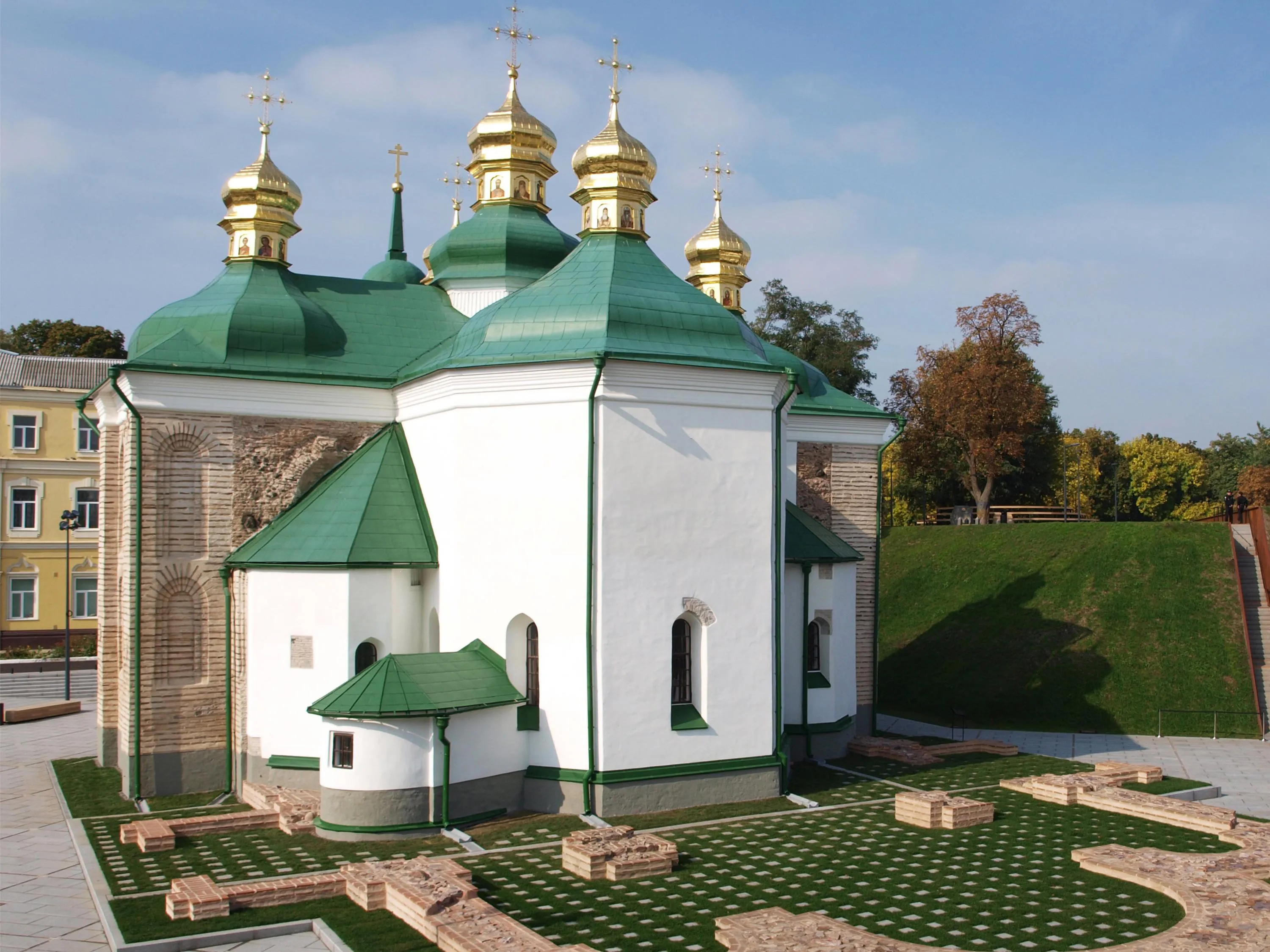 Церква Спаса на Берестові у Києві Церква Спаса на Берестові у Києві