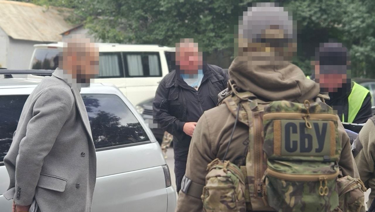 У Вінниці СБУ викрила чиновників, які "заробляли" на легалізації іноземців в Україні