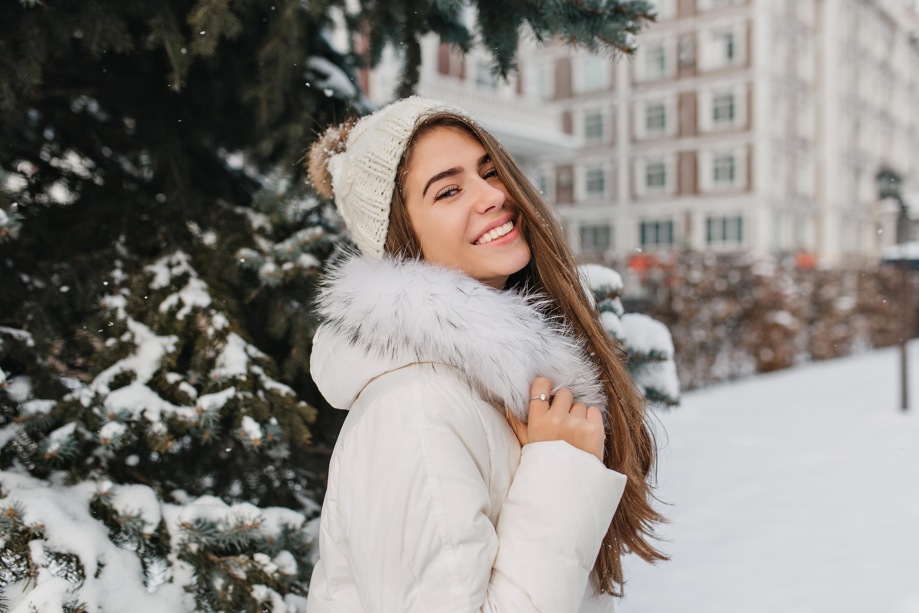 Дівчина у білій куртці