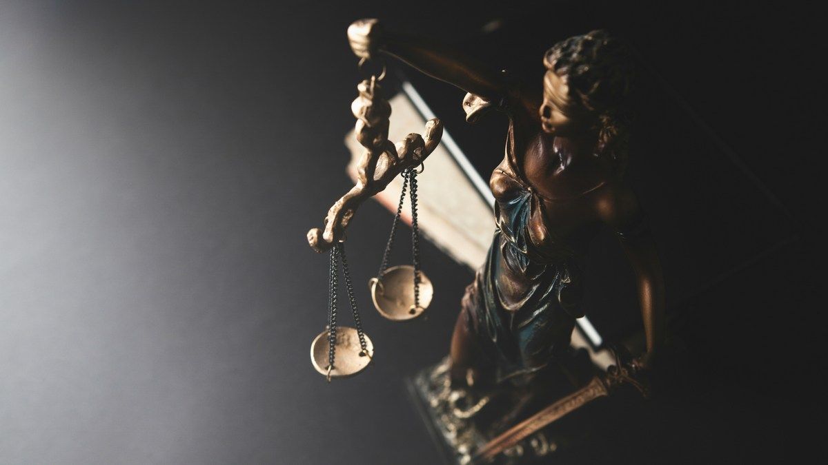 Адвокат довірив долю вбивці штучному інтелекту й вигадав неіснуючих свідків для суду
