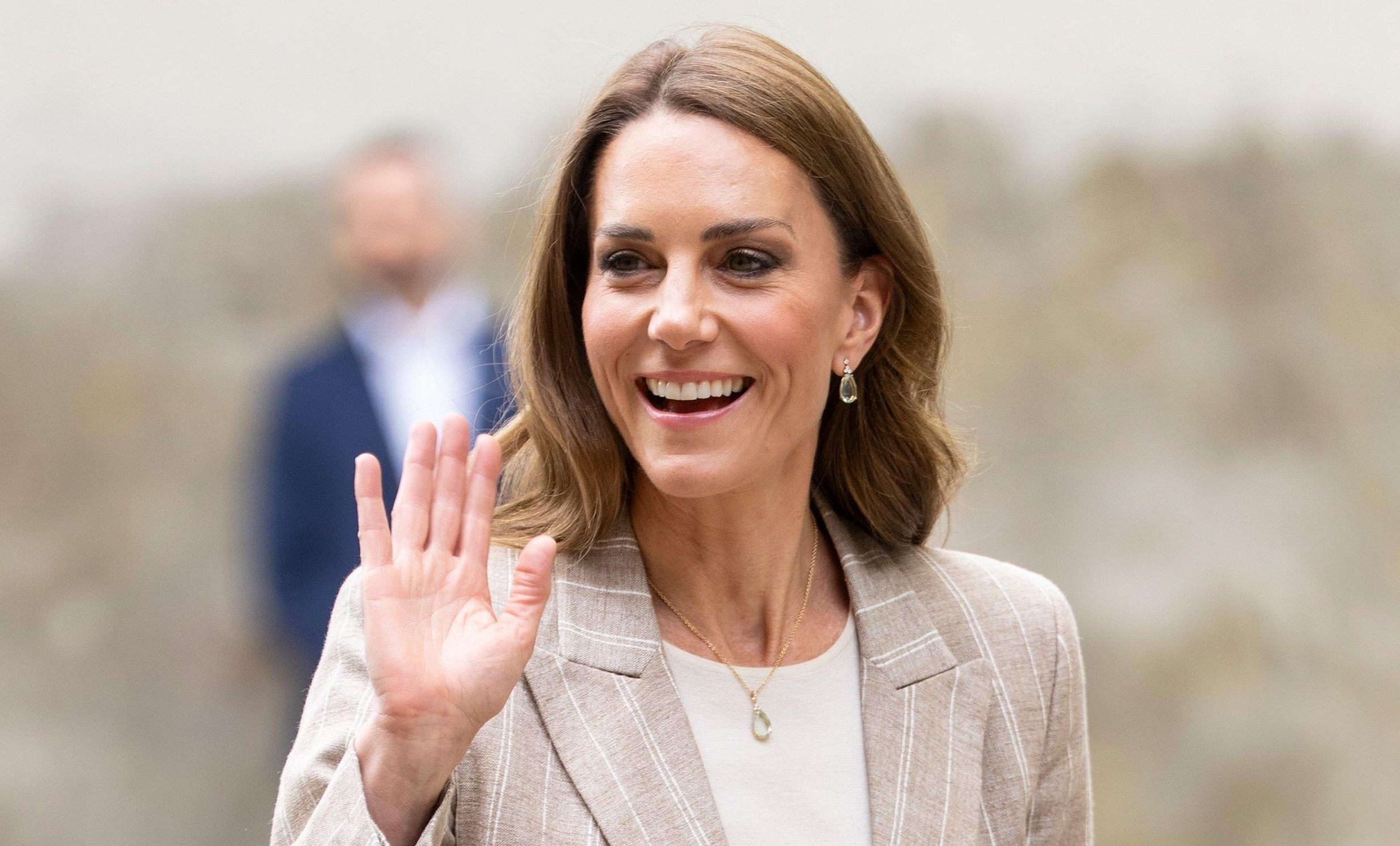 Кейт Миддлтон в светлом жакете 