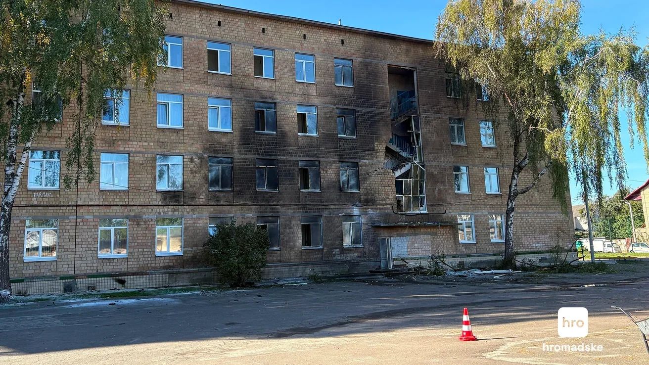 Поврежденная школа в Соломенском районе Киева