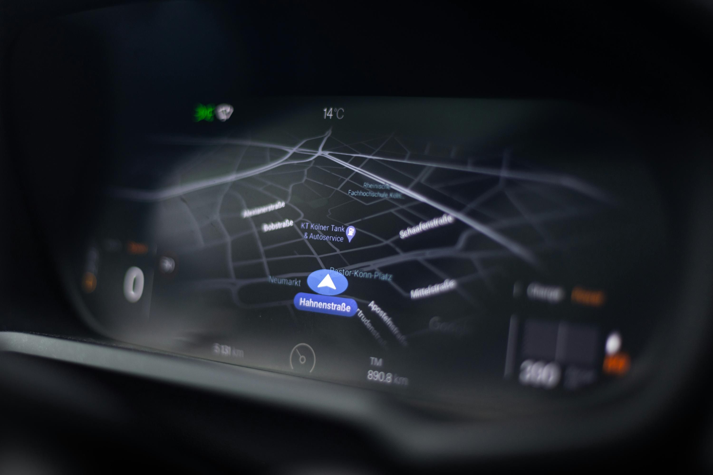 Современные автомобили могут отслеживать водителей с помощью камер и GPS
