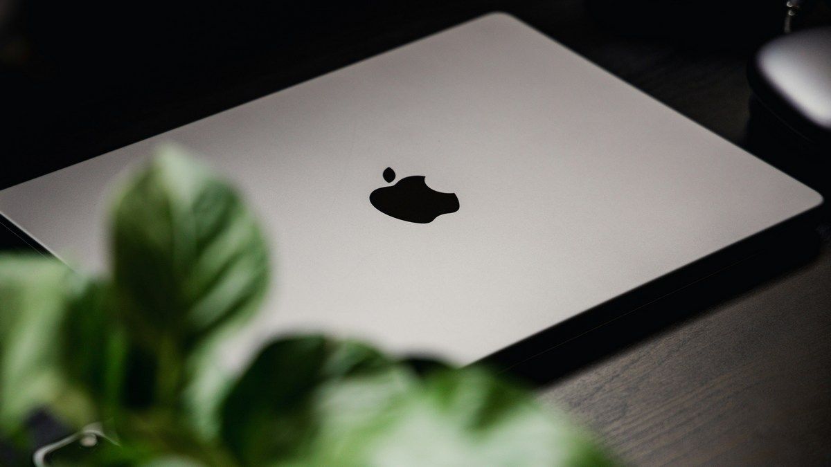 Новые слухи "спалили" дату выхода MacBook Pro с сенсорным OLED-экраном