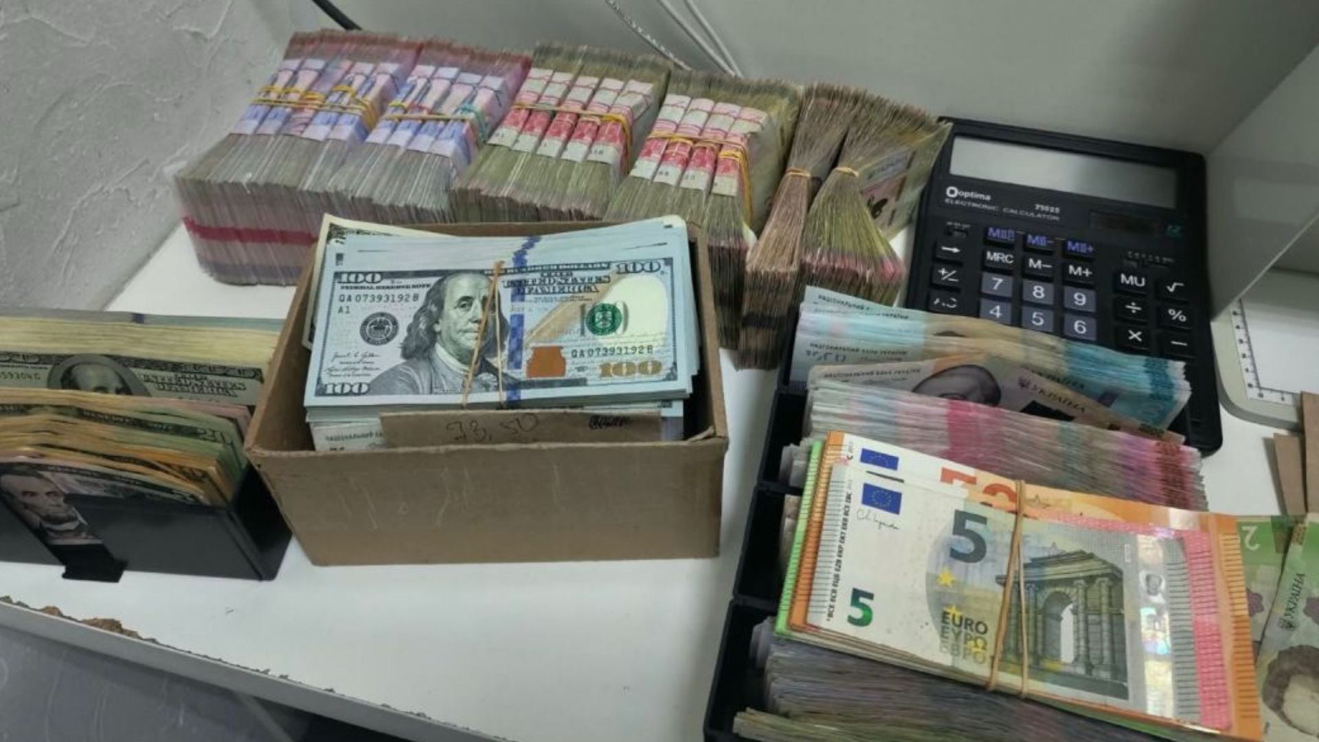Знайшли навіть російські рублі: в Україні викрили тіньову мережу обміну валют