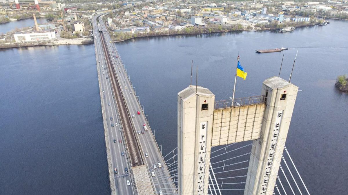 Росія атакує мости в Києві Росія атакує мости в Києві