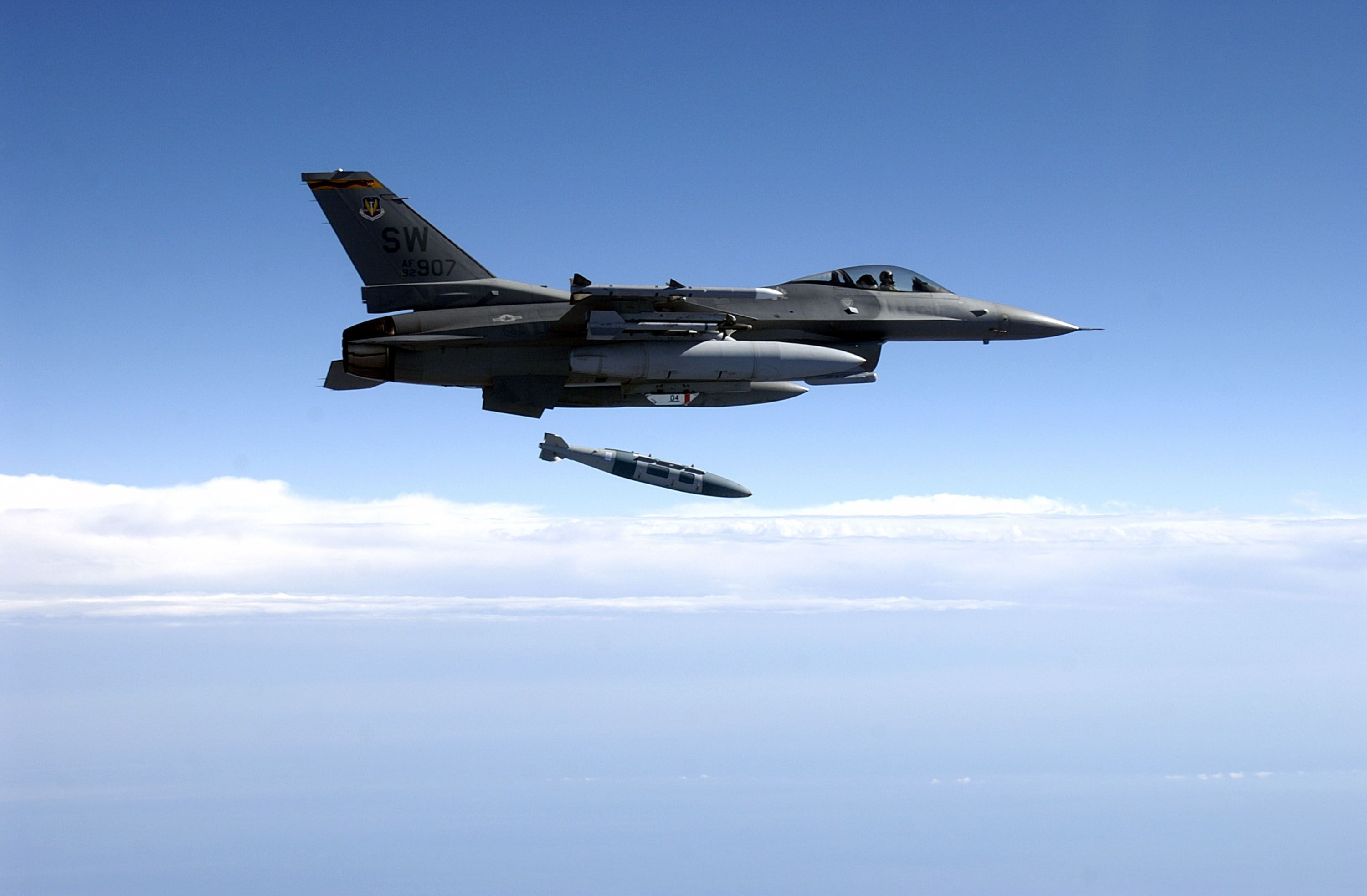 Зеленский заявил, что украинские F-16 слишком долго ремонтируются в Европе Зеленский заявил, что украинские F-16 слишком долго ремонтируются в Европе