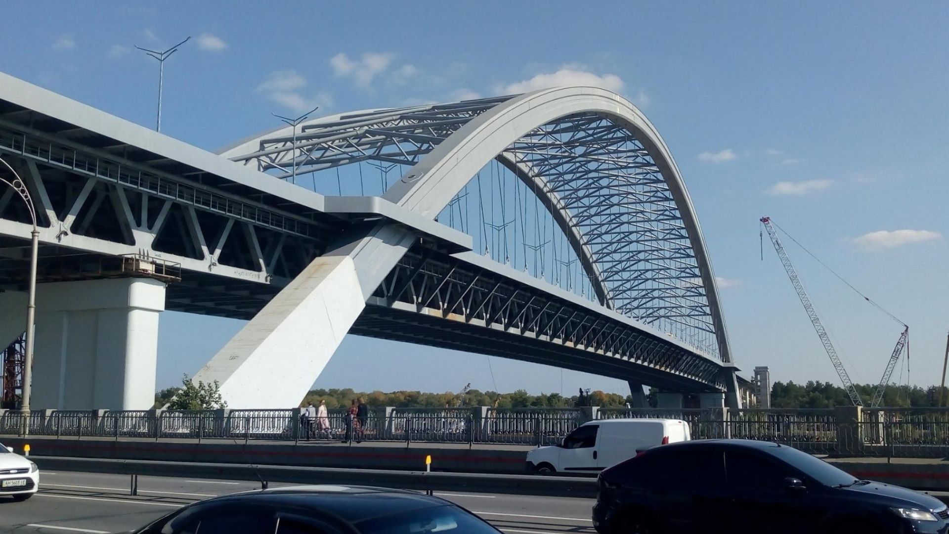 На Подільсько-Воскресенському мосту під час тривог продовжують діяти обмеження На Подільсько-Воскресенському мосту під час тривог продовжують діяти обмеження