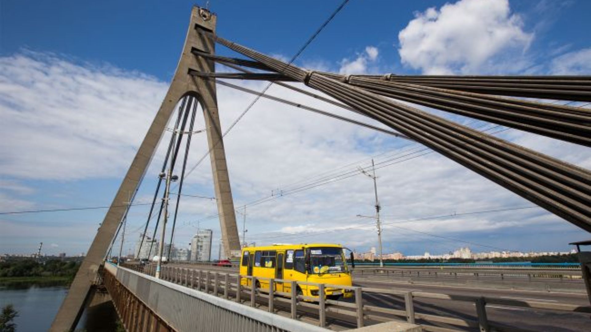 В Киеве слышали взрыв: под атакой был Северный мост