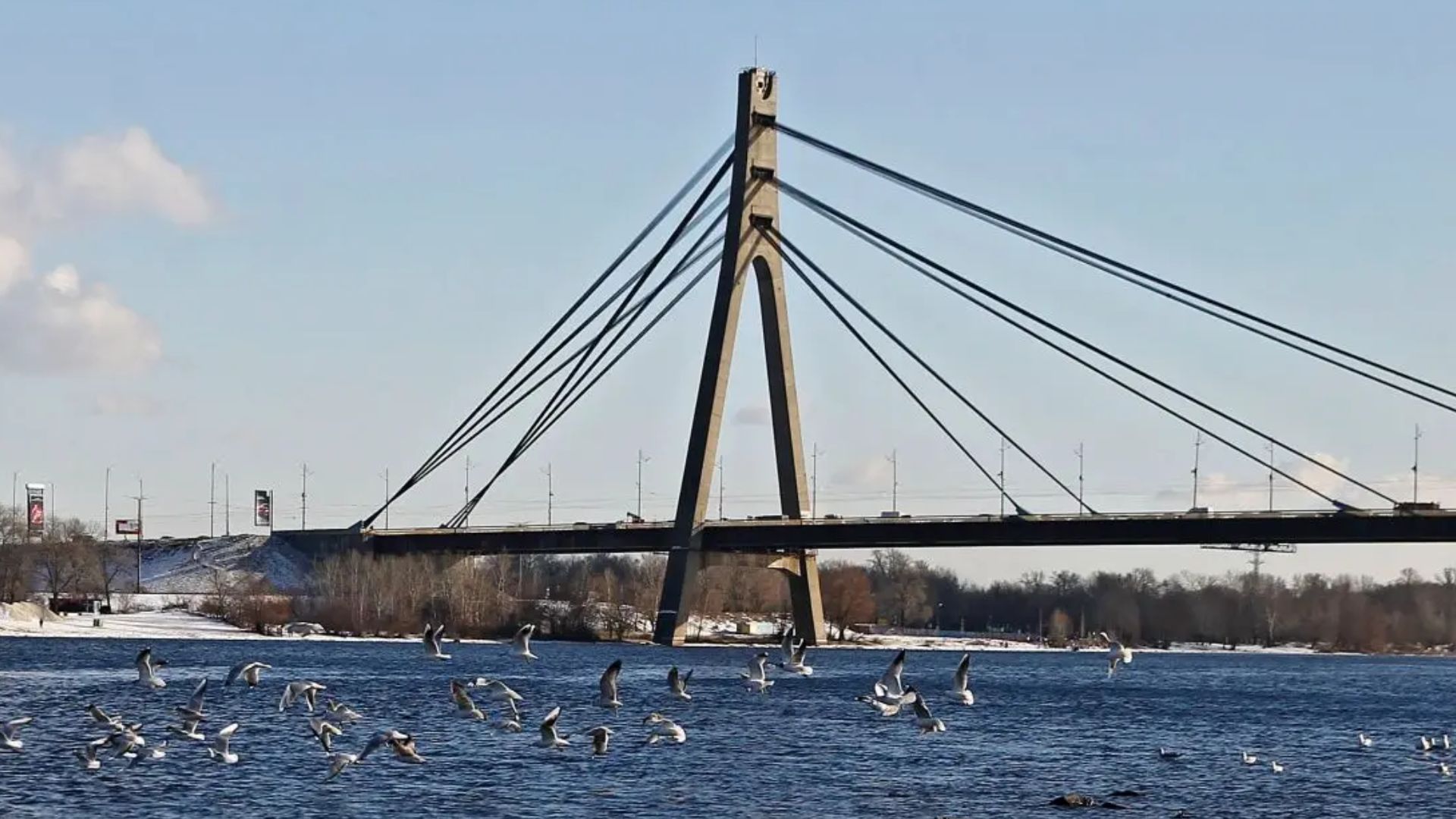 Двоє людей постраждали через удар по Північному мосту Двоє людей постраждали через удар по Північному мосту