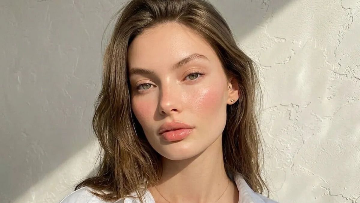 Трендовий макіяж на осінь 2026 - що таке Cloud Skin, як його повторити вдома, поради, фото