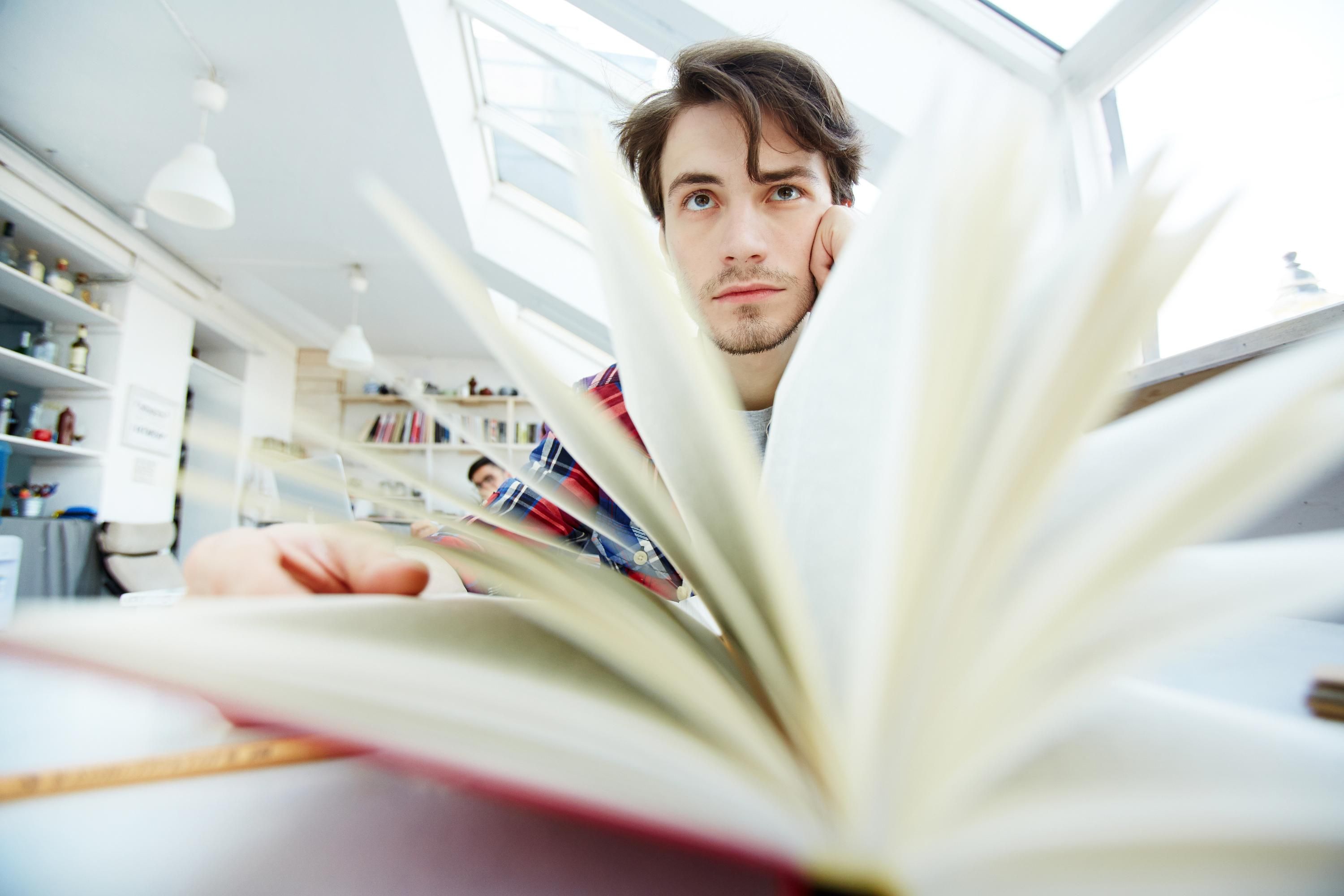 Хлопець з книгою Хлопець з книгою