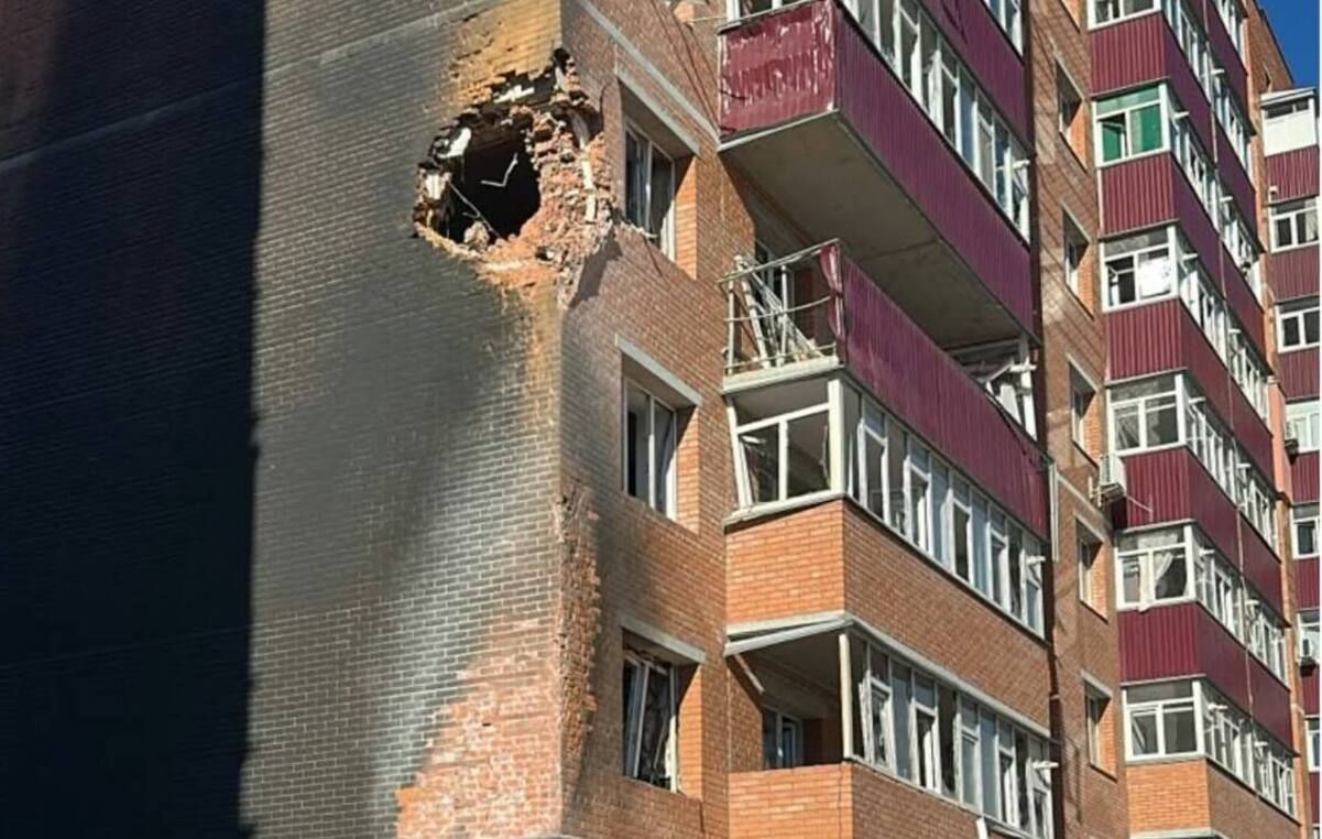 Россия нанесла удар реактивным дроном по многоэтажке в Сумах: есть раненые