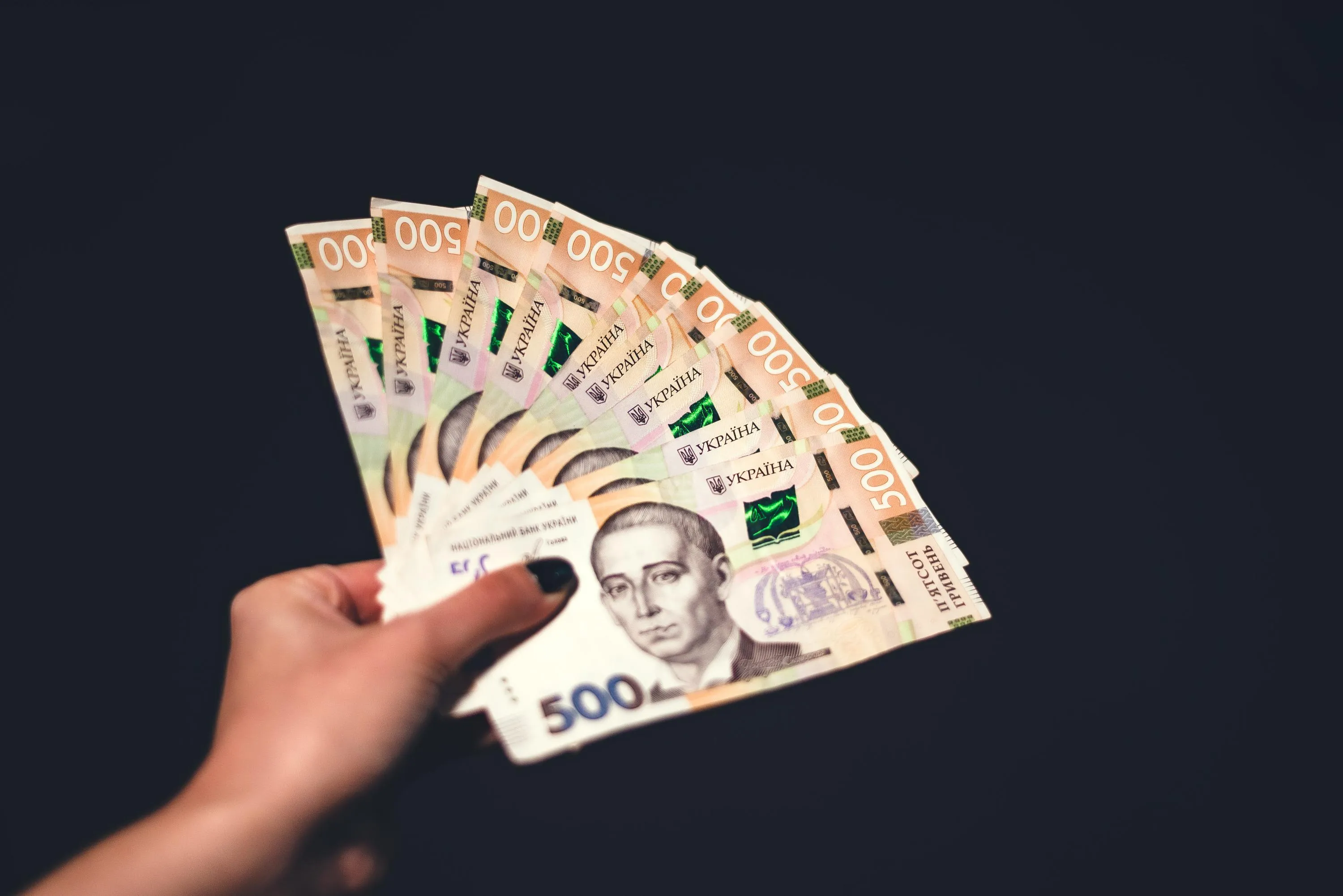 Гривні у руках Гривні у руках