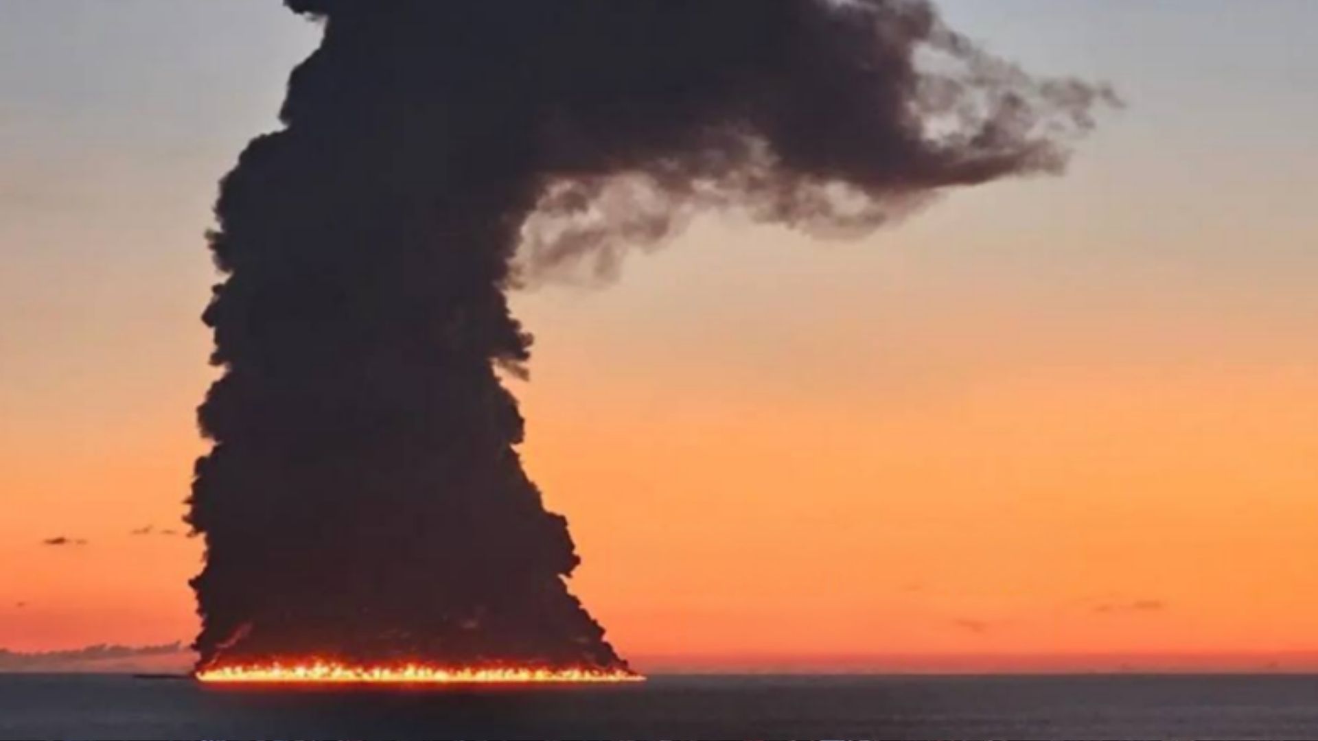 В Сочи в акватории Черного моря произошел крупный пожар на танкере - 24 Канал
