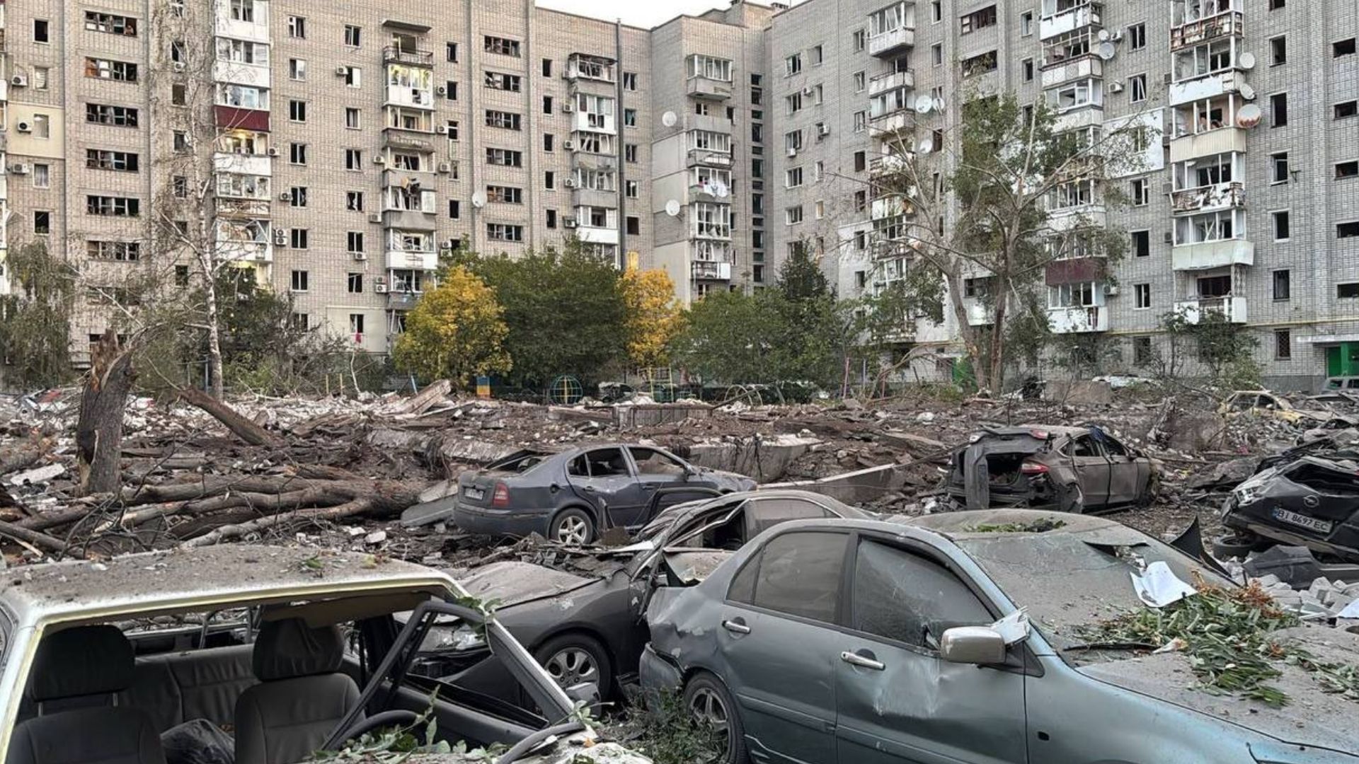 Там, где раньше кипела жизнь, теперь остались лишь руины: жуткие кадры из Кременчуга после атаки