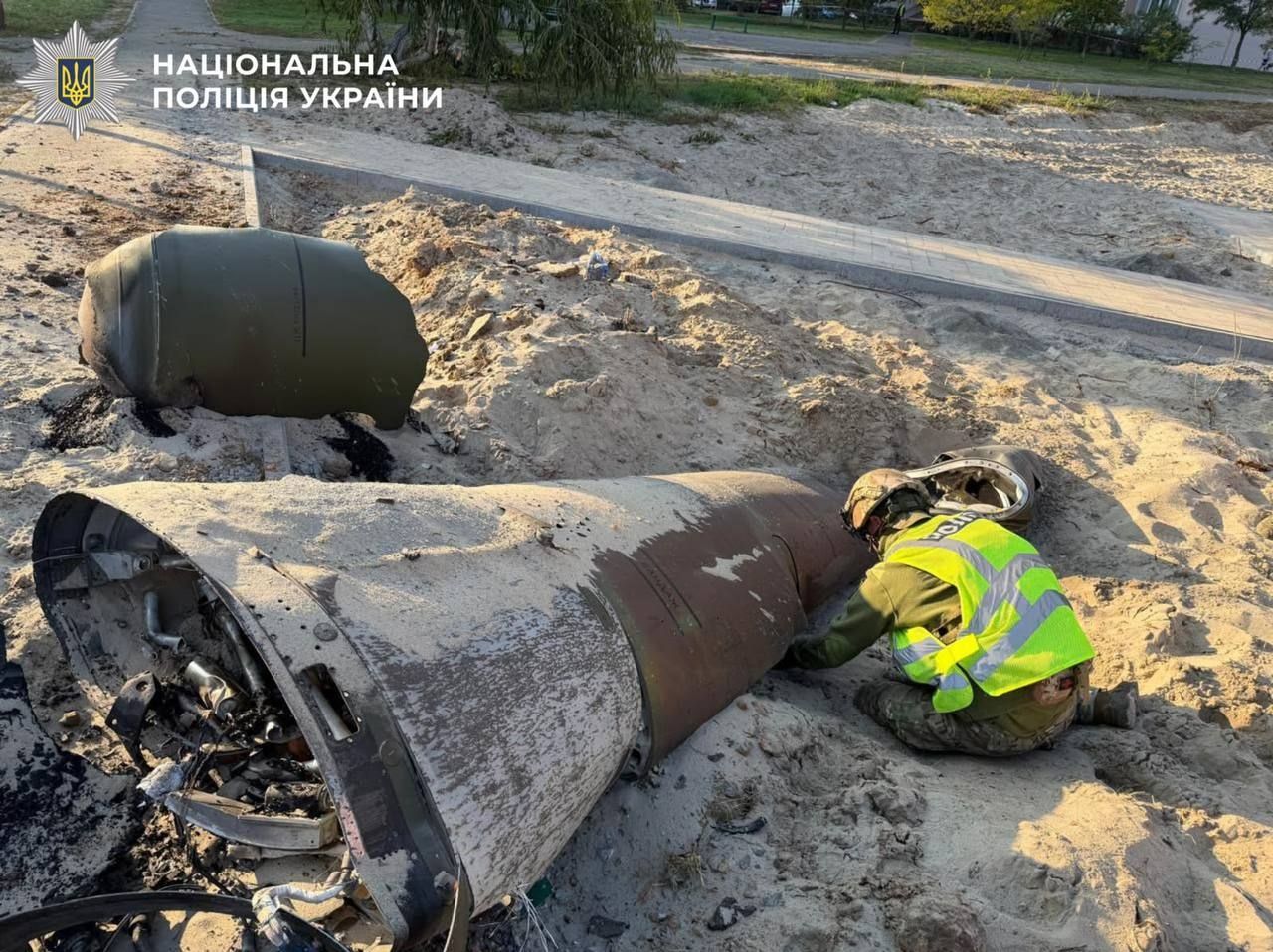 Баллистическая ракета не сдетонировала: в Киеве среди домов обнаружили ракету