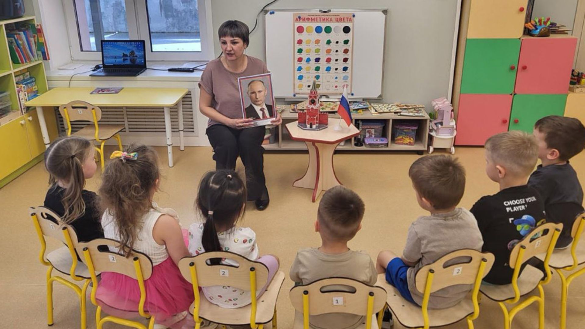Лекції про здобутки й вітання на колінах: у дитсадках Росії відсвяткували день народження Путіна
