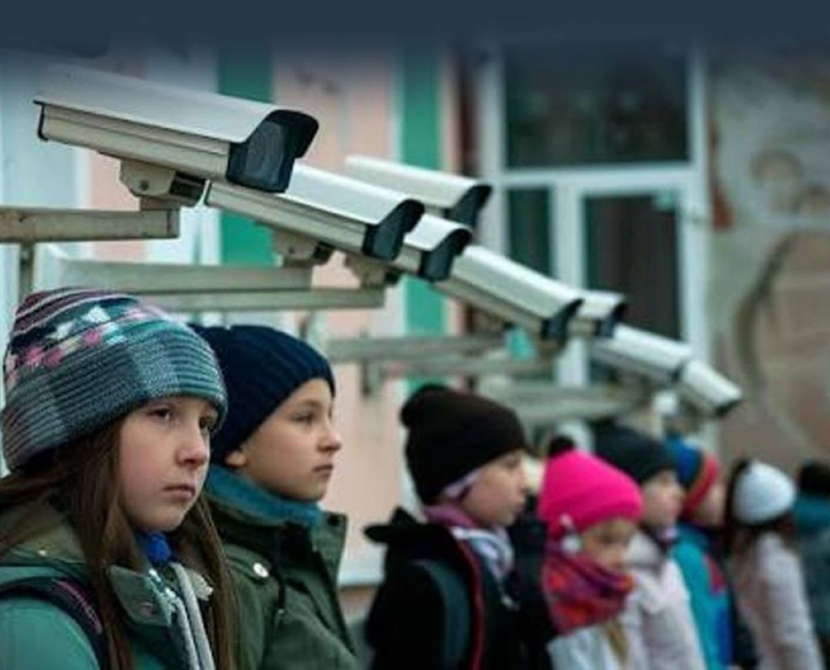 Росія посилює контроль за школярами під виглядом безпеки