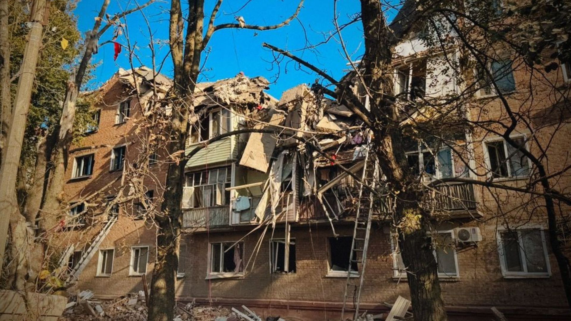 Зеленський пообіцяв нові квартири родинам, які втратили житло у Прилуках Зеленський пообіцяв нові квартири родинам, які втратили житло у Прилуках