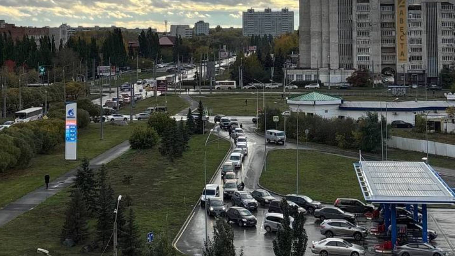 Вибухи та сирени в Омську: росіяни вишикувалися в черги на АЗС біля стратегічного НПЗ - 24 Канал Вибухи та сирени в Омську: росіяни вишикувалися в черги на АЗС біля стратегічного НПЗ - 24 Канал