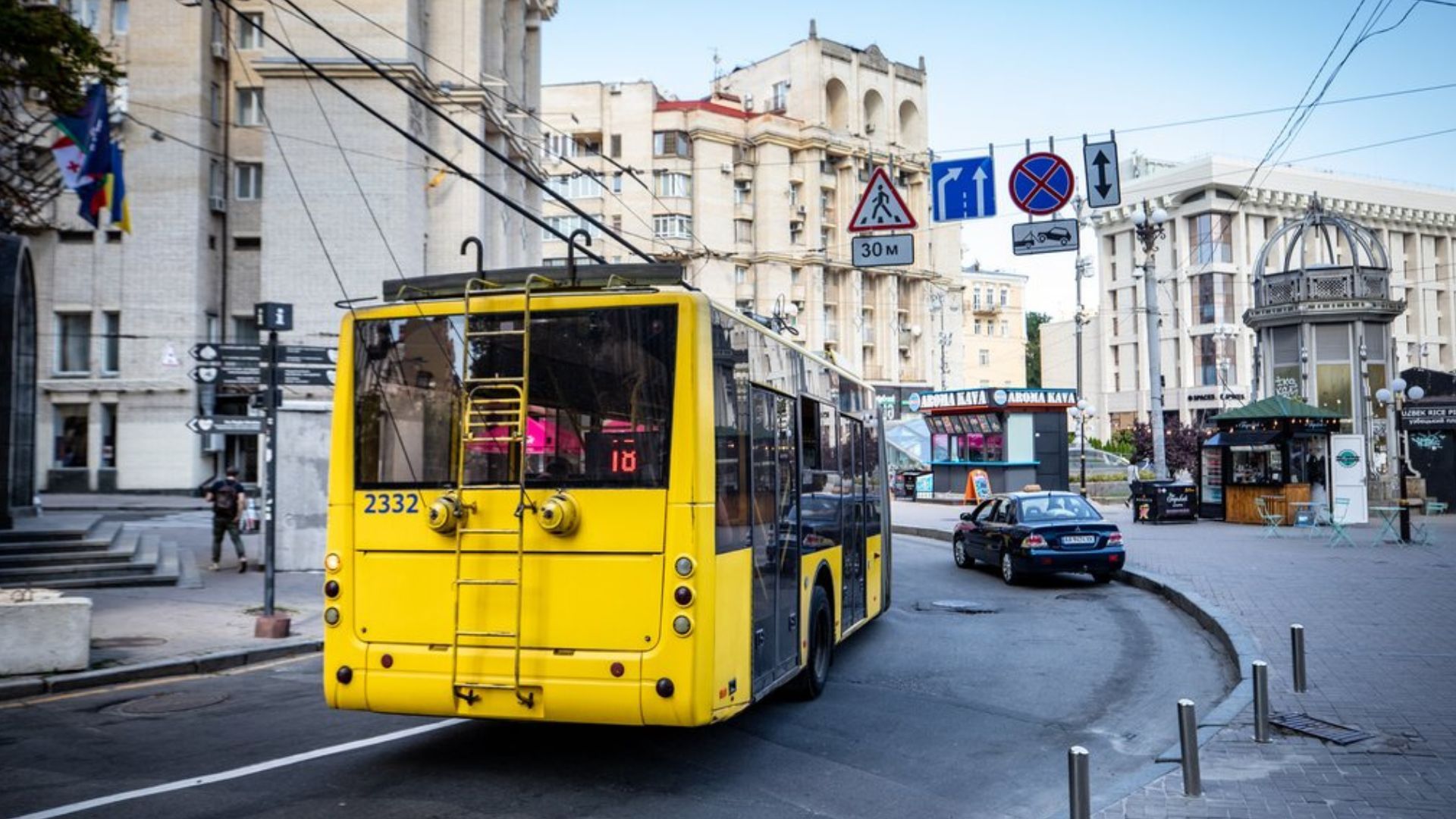 У Києві через знеструмлення частково зупинився громадський транспорт: які райони зачепило