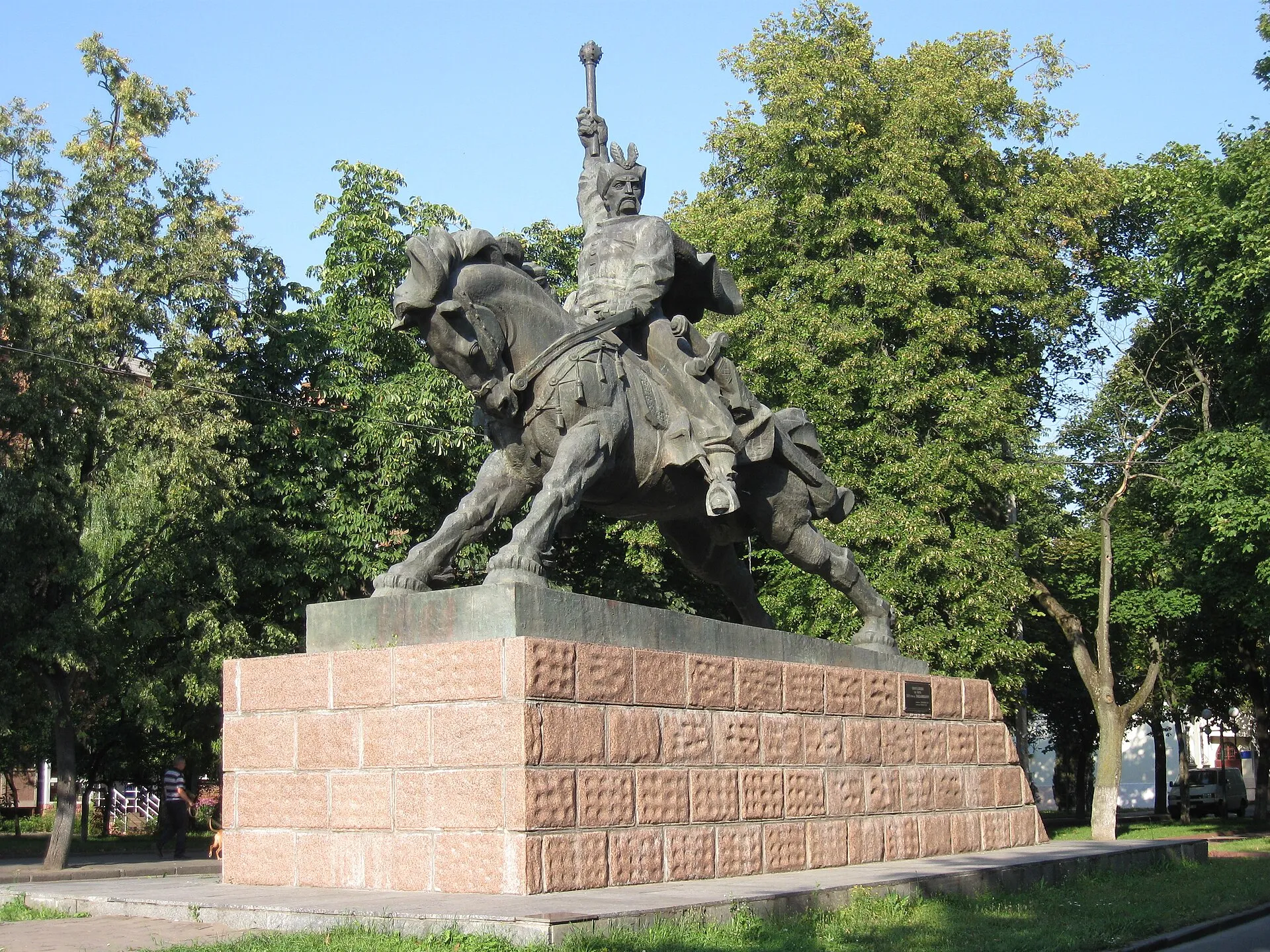 Пам'ятник Богдану Хмельницькому навпроти обласної філармонії