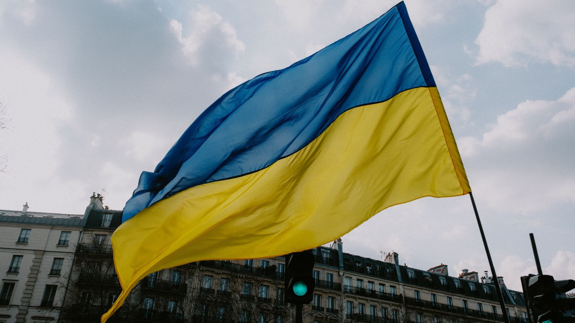 В Естонії засудили чоловіка, який написав "Слава Росії" на прапорі України біля посольства РФ - 24 Канал