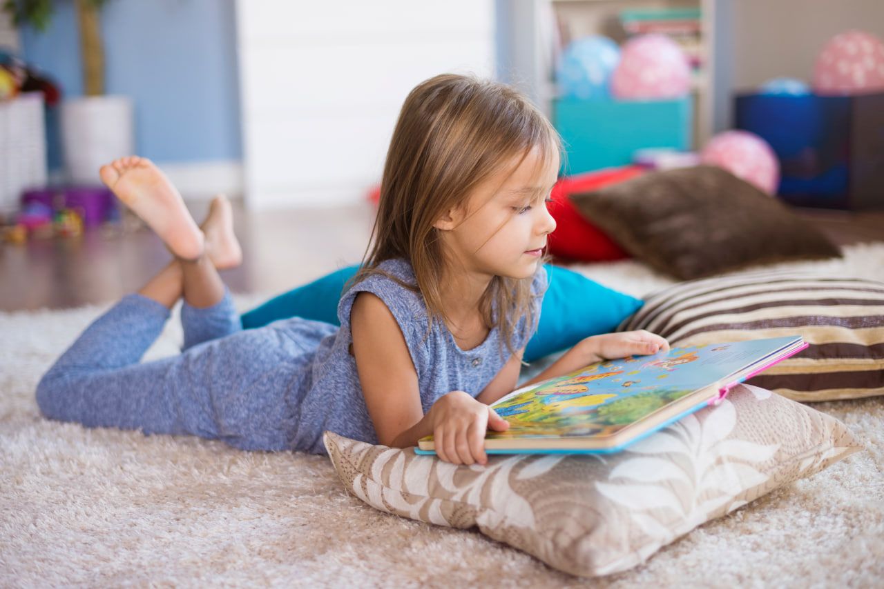 Дівчинка читає казку