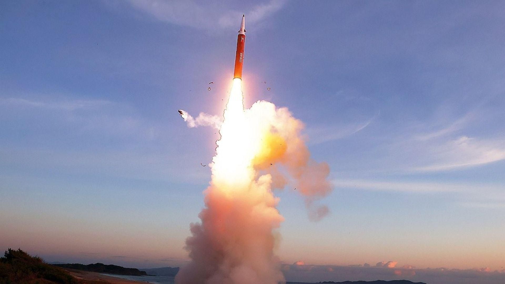 Северная Корея запустила две баллистические ракеты в сторону Японского моря
